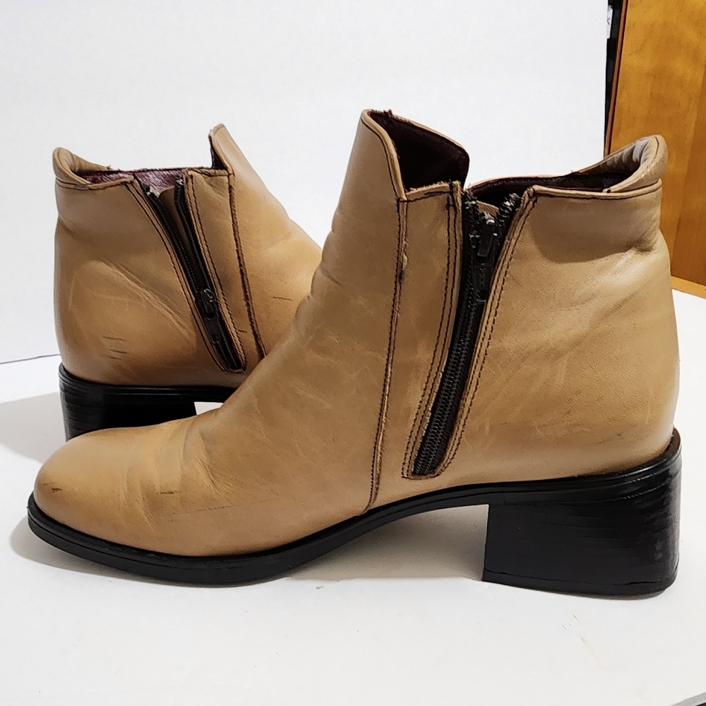 Santana Canada Beige Square Toed Leather Ankle Boots - Picture 4 of 8